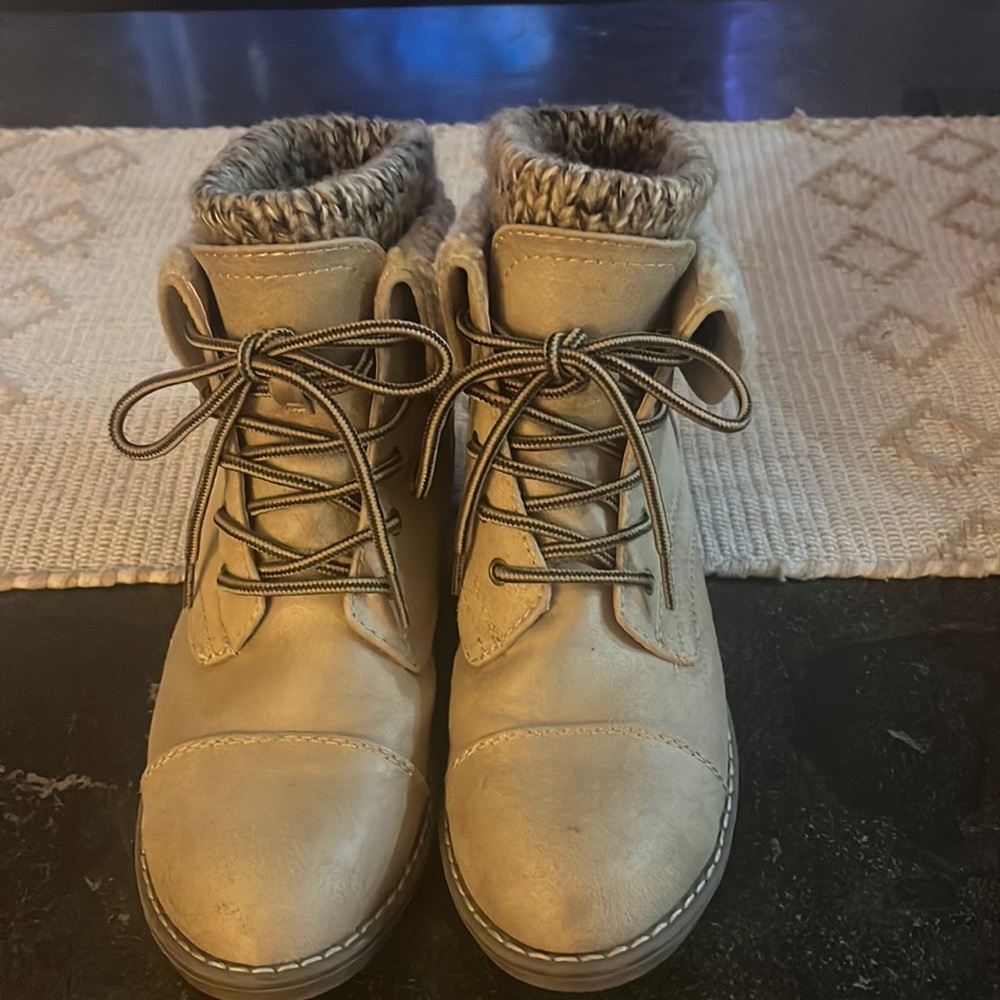 Ladies Cliffs boots by White Mountain